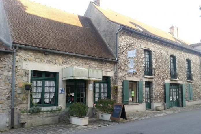 Façade du restaurant, ancien relais de poste du 16e siècle