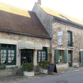 Façade du restaurant, ancien relais de poste du 16e siècle